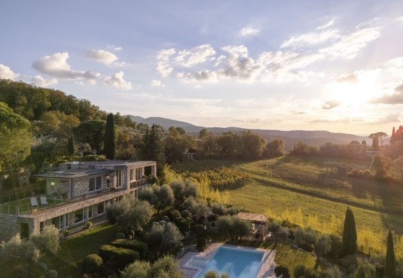 La villa si sviluppa su due piani ed è provvista di porte finestre vista giardino - Brightline Villa