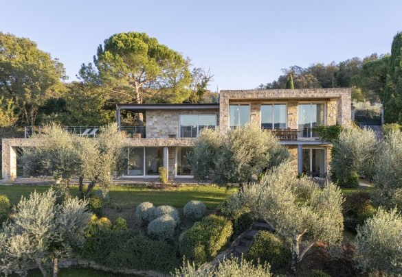 La villa moderna dotata di grandi vetrate - Brightline Villa
