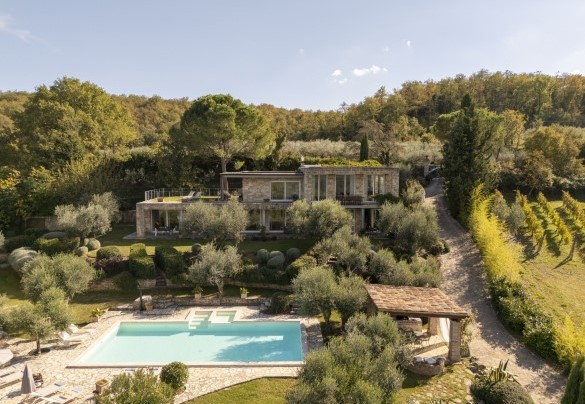 La villa circondata dal verde giardino - Brightline Villa