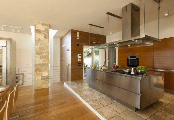 La cucina e l'ingresso principale - Brightline Villa