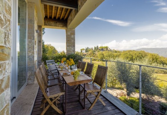 Il porticato all'uscita del soggiorno al primo piano attrezzato per pranzi all'aperto - Brightline Villa