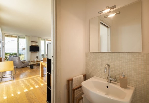 Il bagno di servizio al primo piano - Brightline Villa
