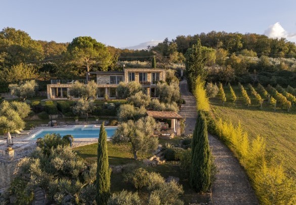 La villa in pietra immersa tra le verdi colline umbre - Brightline Villa