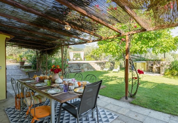 Il tavolo per mangiare all’aperto – Buca delle fate