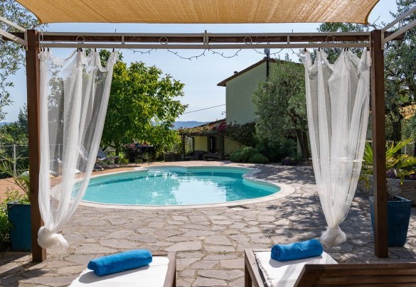 La vasca, dalla simpatica forma a fagiolo, con bordo in pietra e rivestimento interno in PVC, ha una superficie di 40mq, ed è provvista di scala romana su un lato – Buca delle fate