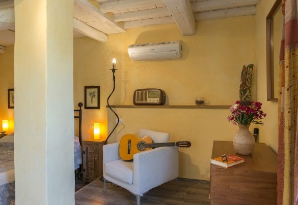 Una camera singola comunicante con una camera matrimoniale con cui condivide un bagno en suite con doccia al piano terra – Buca delle fate