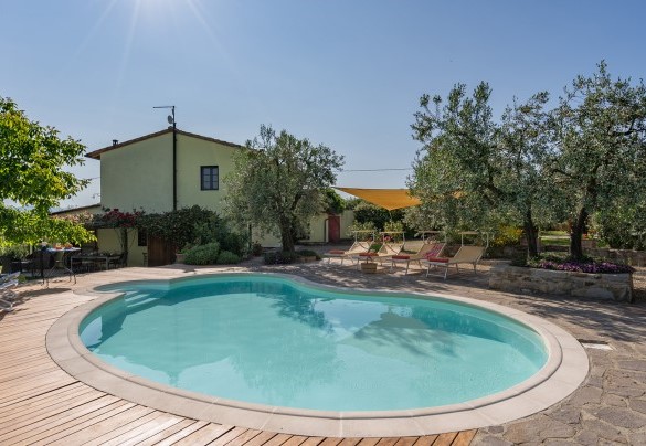 La piscina, aperta dall’ultimo sabato di aprile al primo sabato di ottobre – Buca delle fate