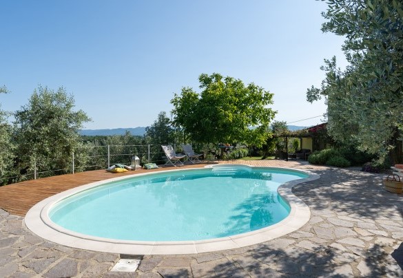 La vasca, dalla simpatica forma a fagiolo, con bordo in pietra e rivestimento interno in PVC, ha una superficie di 40mq, ed è provvista di scala romana su un lato – Buca delle fate