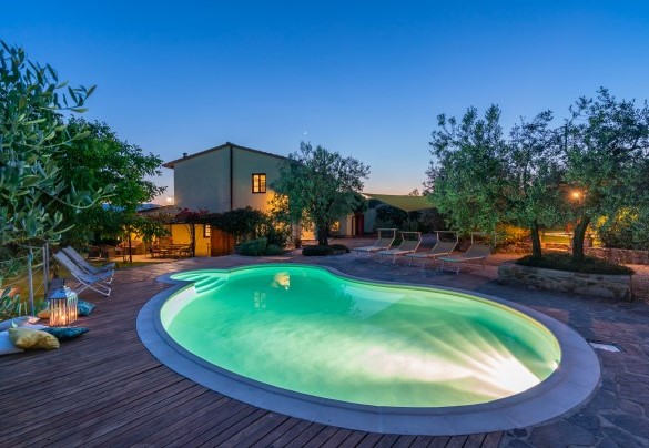 La piscina e la villa all’imbrunire – Buca delle fate