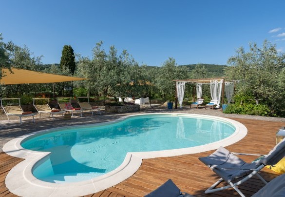La piscina è collocata nel centro del giardino, ad un livello lievemente superiore rispetto alla casa da cui dista pochi metri ed è raggiungibile attraverso una rampa di 5 scalini – Buca delle fate
