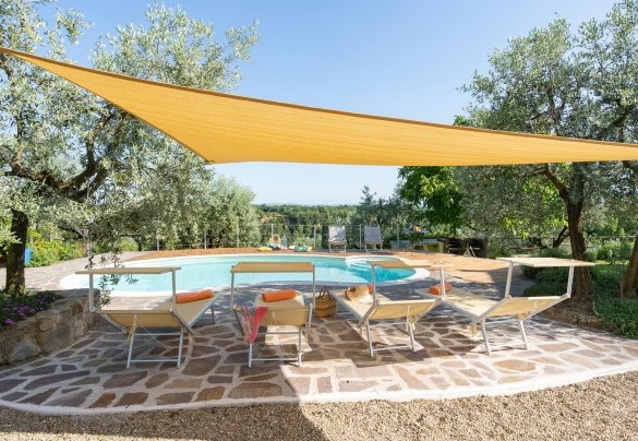 La piscina è dotata di doccia con acqua fredda e di luci sia interne alla vasca che nel giardino tutt’intorno – Buca delle fate