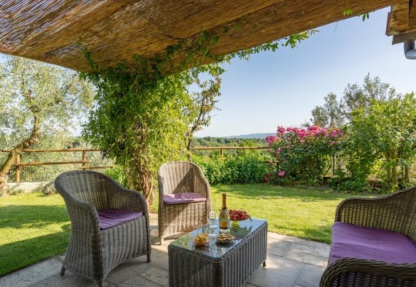 Area relax con divano e poltroncine – Buca delle fate