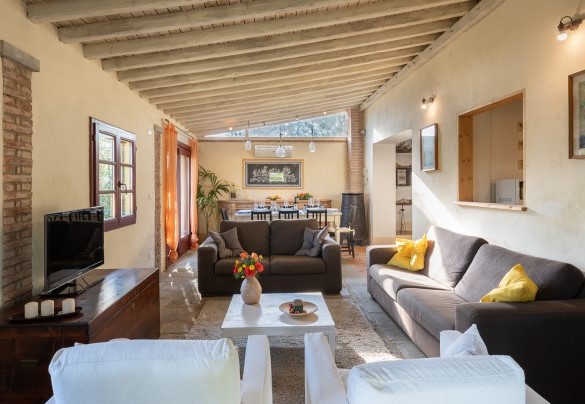 Zona giorno dove in un unico ambiente aperto si concentrano un accogliente salotto, la zona pranzo ed una spaziosa cucina – Buca delle fate