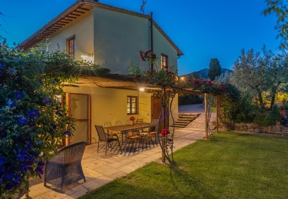 La villa all’imbrunire – Buca delle fate