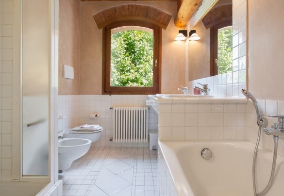 Bagno con vasca e doccia adiacente alla camera (3) soppalcata - Ca Cantoni