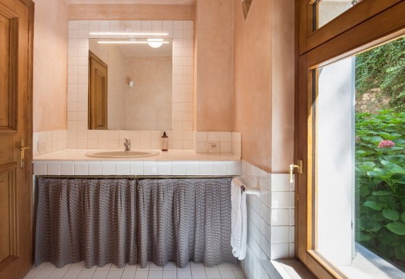 Bagno di servizio con lavatrice al pianoterra vicino alla cucina - Ca Cantoni