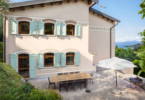 Sul retro della Villa troviamo una grande terrazza attrezzata di tavolo, sedie, ombrellone e BBQ - Ca Cantoni