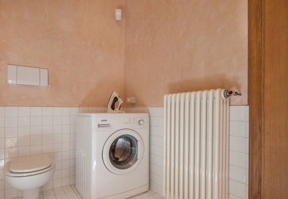 Bagno di servizio con lavatrice al pianoterra vicino alla cucina - Ca Cantoni