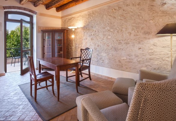 Stanza adibita a studio e sala lettura da cui si accede ad un piccolo terrazzo - Ca Cantoni