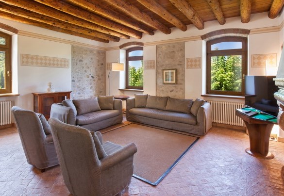 Nel confortevole salotto si trova una Smart Tv con canali satellitare - Ca Cantoni
