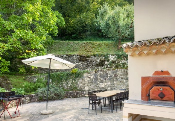 La terrazza attrezzata sul retro della casa - Ca Cantoni