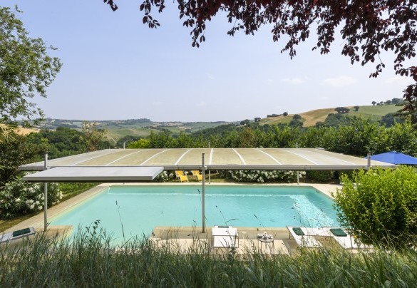 Piscina con vista sulle colline circostanti – Ca Lucciola