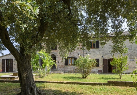 La facciata della villa con gli ingressi alla unità – Ca Lucciola