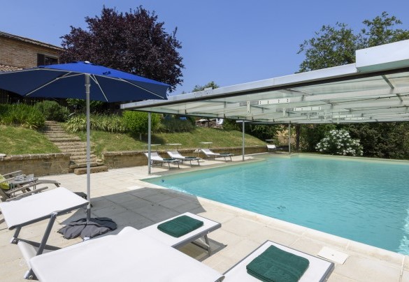 Piscina con solarium e accesso dalla villa – Ca Lucciola