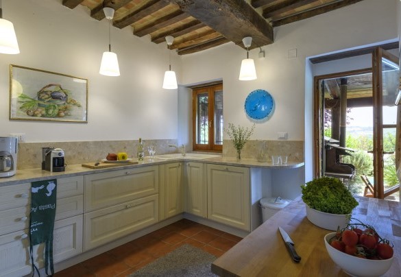 Cucina con accesso diretto al portico in unità 1 – Ca Lucciola