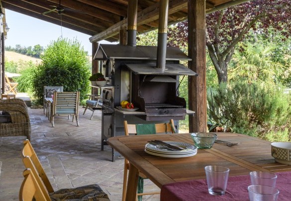 Portico con forno e area pranzo – Ca Lucciola