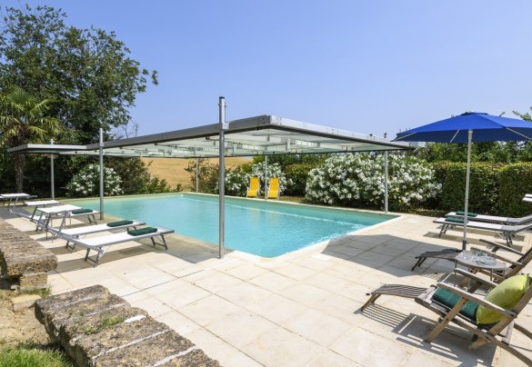 Piscina con area relax e ombrellone – Ca Lucciola