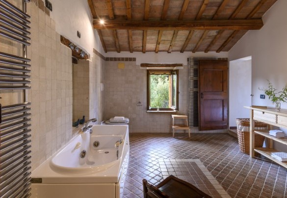 Bagno con vasca e doccia n. 5 (primo piano, unità 2)  – Ca Lucciola