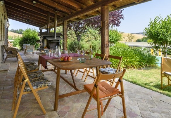 Zona pranzo coperta con vista sul giardino – Ca Lucciola