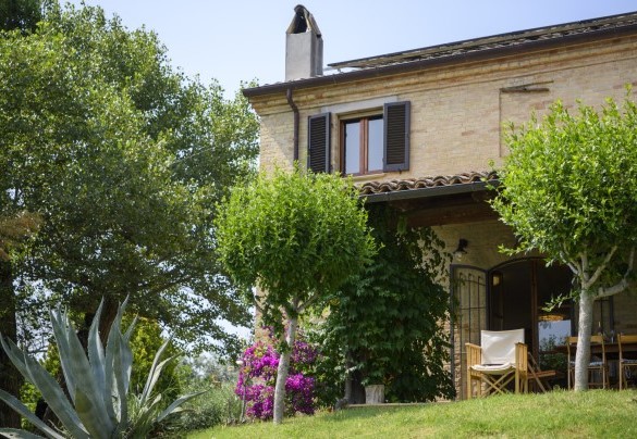 Facciata con portico immerso nel verde – Ca Lucciola