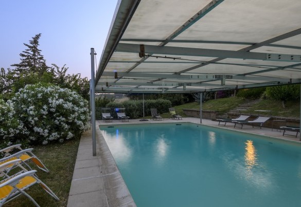 Piscina con area relax al tramonto – Ca Lucciola