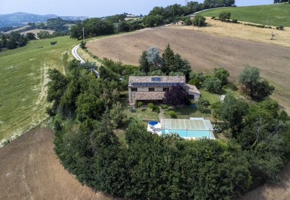 Veduta aerea della villa immersa nelle colline – Ca Lucciola