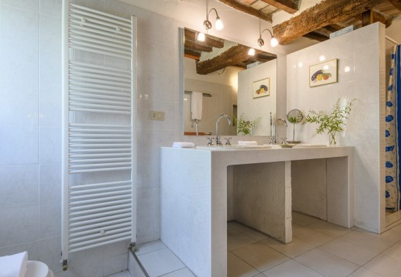 Bagno con doccia n. 1 (piano terra, unità 1) – Ca Lucciola