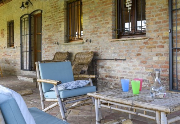Portico con zona pranzo all’aperto – Ca Lucciola