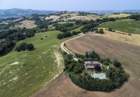 Veduta aerea della villa immersa nelle colline – Ca Lucciola