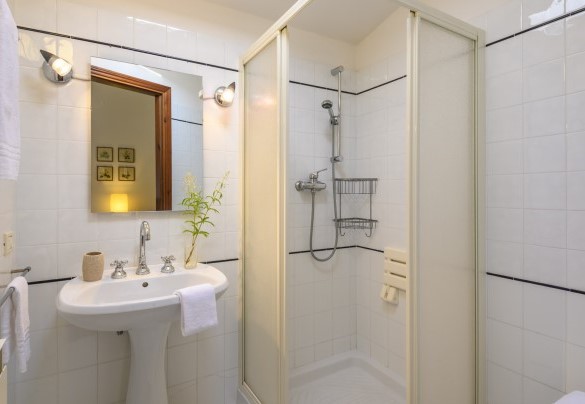 Bagno ensuite con doccia n. 3 (piano terra, unità 3) – Ca Lucciola