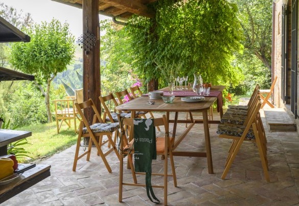 Portico con zona pranzo all’aperto – Ca Lucciola