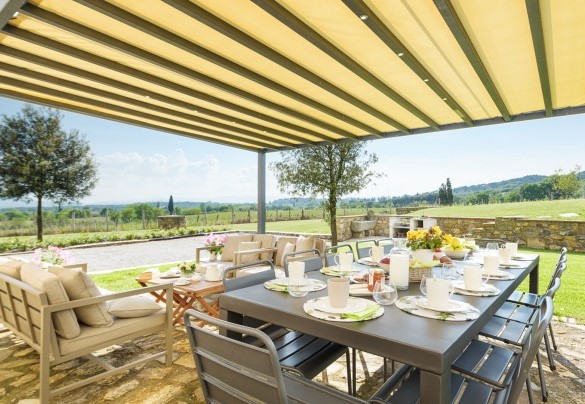 In the immediate vicinity of the two houses, and in front of the pool area, is a shady paved area, suitable for alfresco dining – Ca Maggiore
