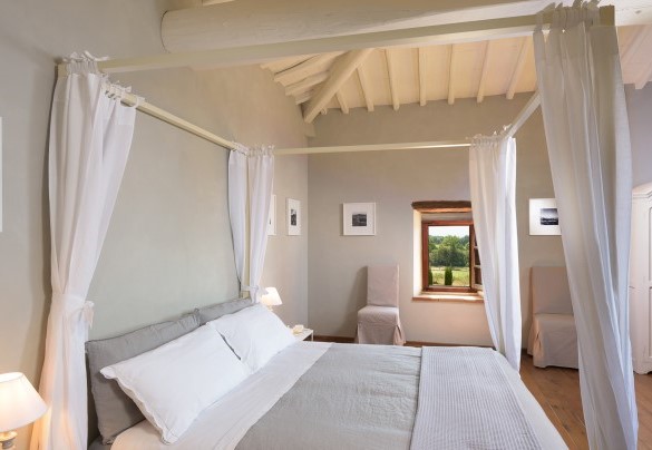 Double bedroom in the turret reachable through a steep wooden staircase in the turret – Ca Maggiore