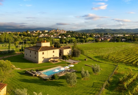 The property, with a wonderful view over the surrounding hilly countryside and vineyards – Ca Maggiore