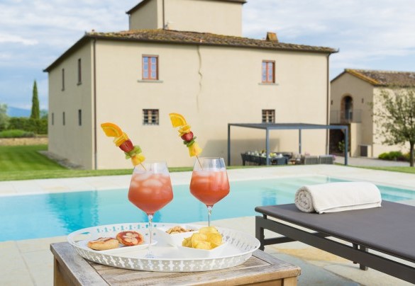 Along the edge, paved with stone slabs, is the sunbathing area, equipped with sunbeds, umbrellas – Ca Maggiore