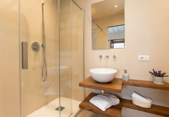 En-suite bathroom with shower on the first floor – Ca Maggiore