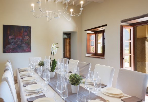 The main entrance, under the portico, leads into the dining room, connected on the right to the living room and on the left to a big kitchen – Ca Maggiore