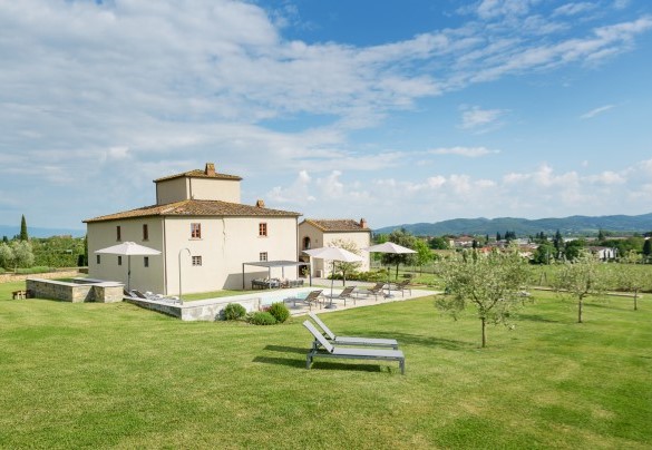 The property, with a wonderful view over the surrounding hilly countryside and vineyards – Ca Maggiore