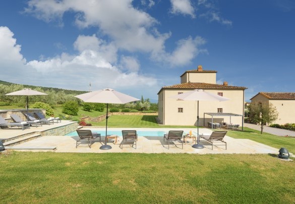 The pool is lined in PVC and it measures 4.5 x 11m with the depth varying from 1.20 to 1.80 m – Ca Maggiore