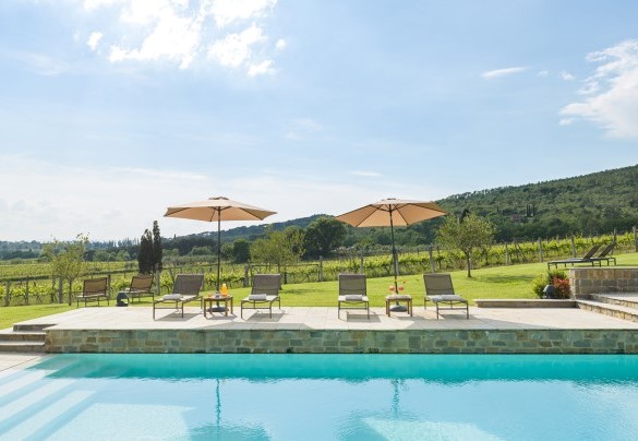 Along the edge, paved with stone slabs, is the sunbathing area, equipped with sunbeds, umbrellas and shower – Ca Maggiore